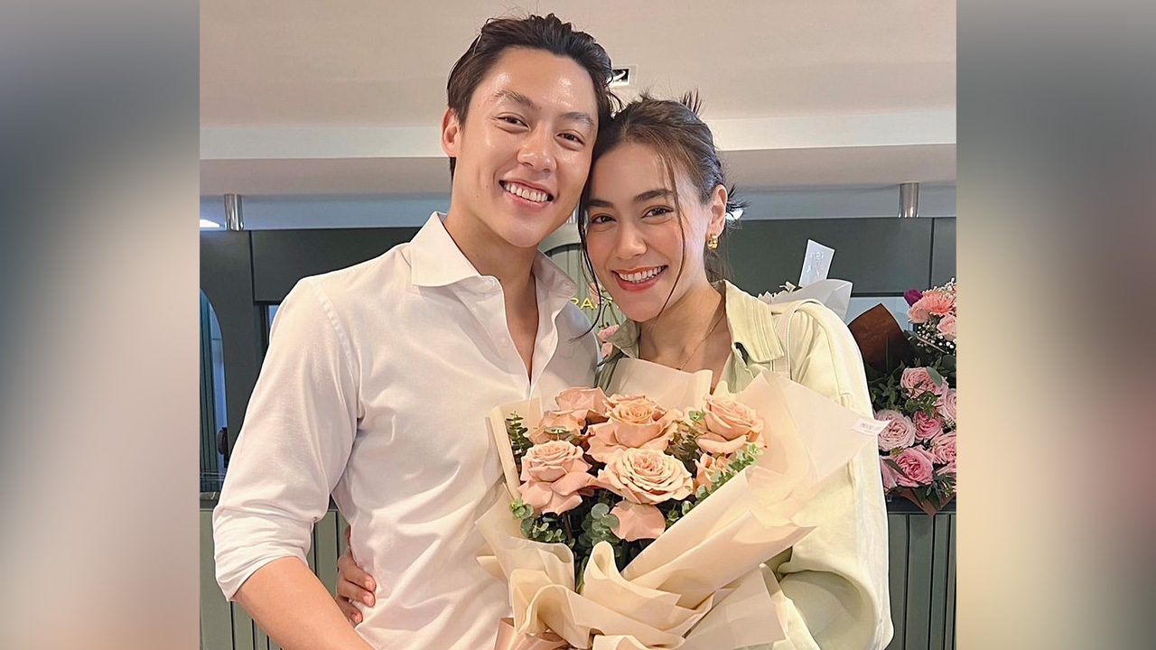 แฟนคลับกรี๊ด หมาก ถูก คิมเบอร์ลี่ หอบช่อดอกไม้เซอร์ไพรส์ แสดงความยินดี