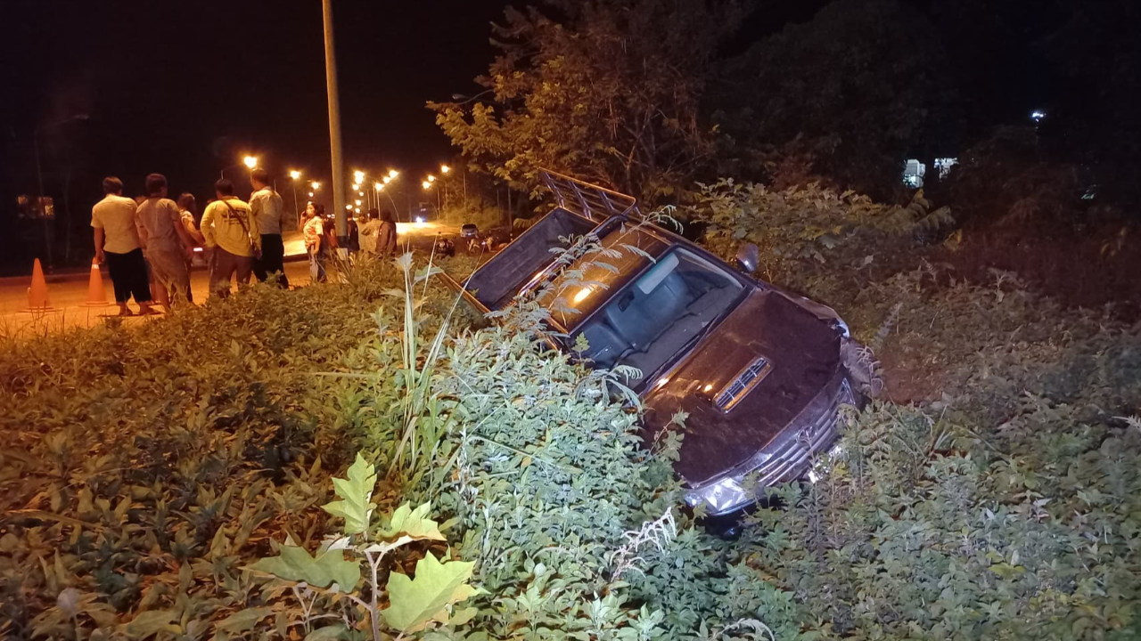 สลด กระบะตีนผี แหกโค้งพุ่งเสยท้าย-ลาก จยย. 2 แม่ลูก ตาย 1 เจ็บ 1