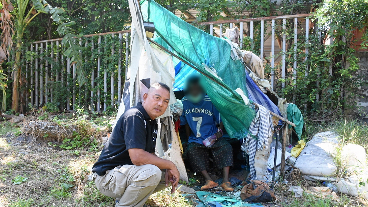 วอนช่วย 2 ชายสูงวัยไร้บ้านซุกหัวนอน ชีวิตสุดแสนลำบาก กางมุ้งเก่าคุ้มกะลา