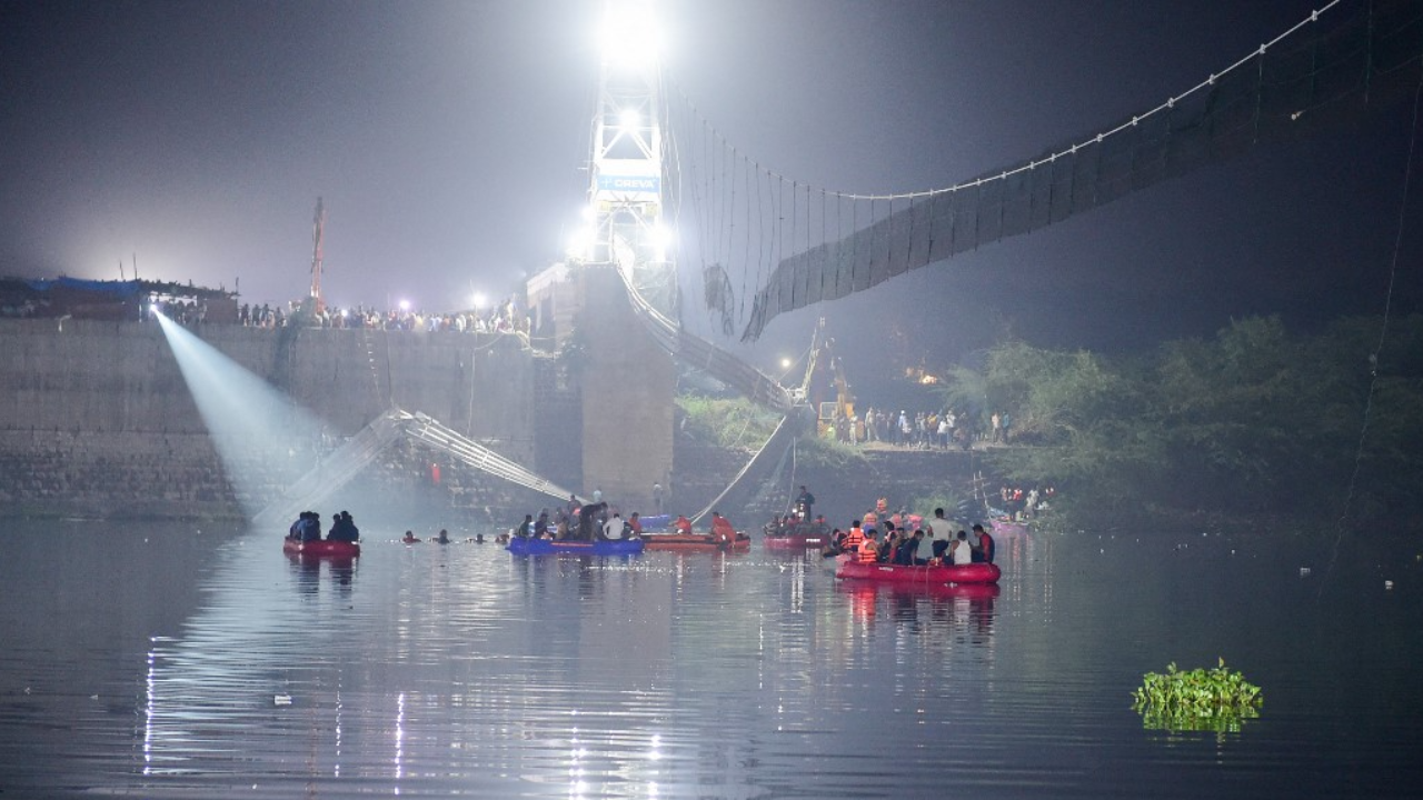 สุดระทึก สะพานแขวนอินเดียขาดกลาง คนร่วงตกแม่น้ำจมดับ 120 ศพ (คลิป)