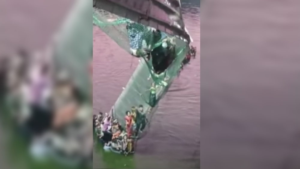 นาทีช็อก สะพานแขวนอินเดียขาด คนร่วงตกแม่น้ำ ยอดตายพุ่ง 141 ศพแล้ว (คลิป)