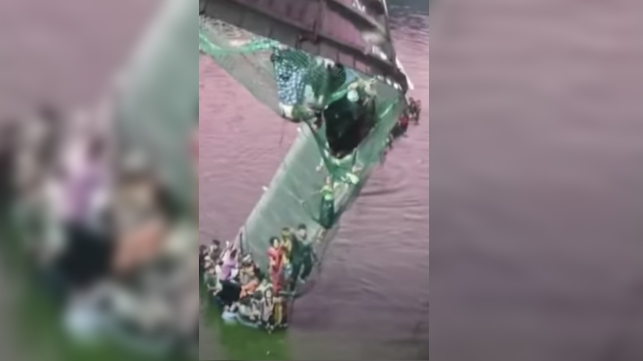 นาทีช็อก สะพานแขวนอินเดียขาด คนร่วงตกแม่น้ำ ยอดตายพุ่ง 135 ศพแล้ว (คลิป)