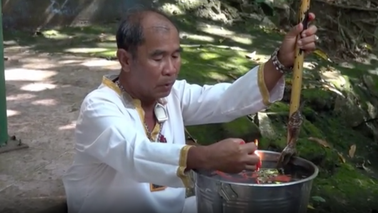 อ.เริง ยมทูต ทำพิธีขอโชค "บ่อน้ำวังพญานาค" ได้ "เลขเด็ด" งวด 1/11/65