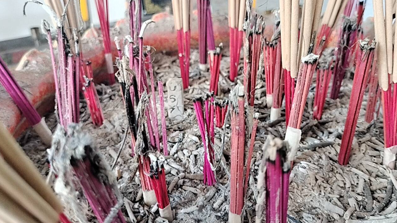 ความหวังคอหวย ส่อง "เลขเด็ด" กฐินวัดดัง-ธูปมงคล ท้าวเวสสุวรรณ งวด 1/11/65