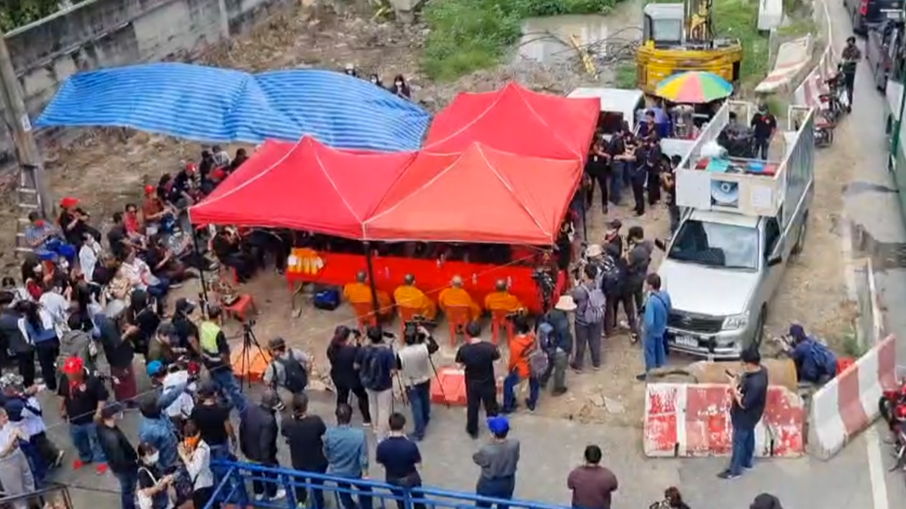 เสื้อแดง นปช. ร่วมรำลึก 16 ปี ลุง "นวมทอง ไพรวัลย์" แท็กซี่ชนรถถัง