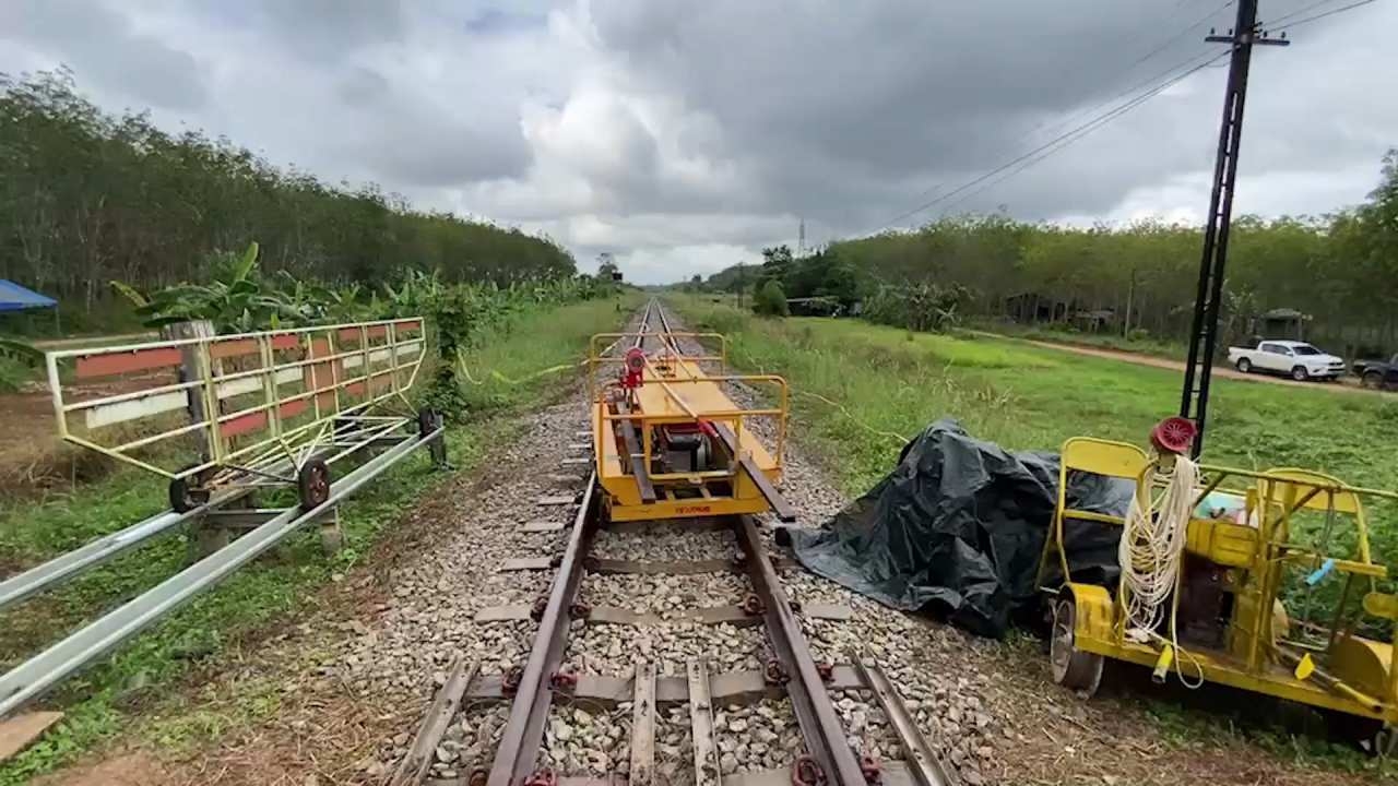 อีโอดีตรวจระเบิดให้ จนท.รฟท.กู้รถไฟตกรางสงขลา พร้อมทหารคุมตลอด 24 ชม.