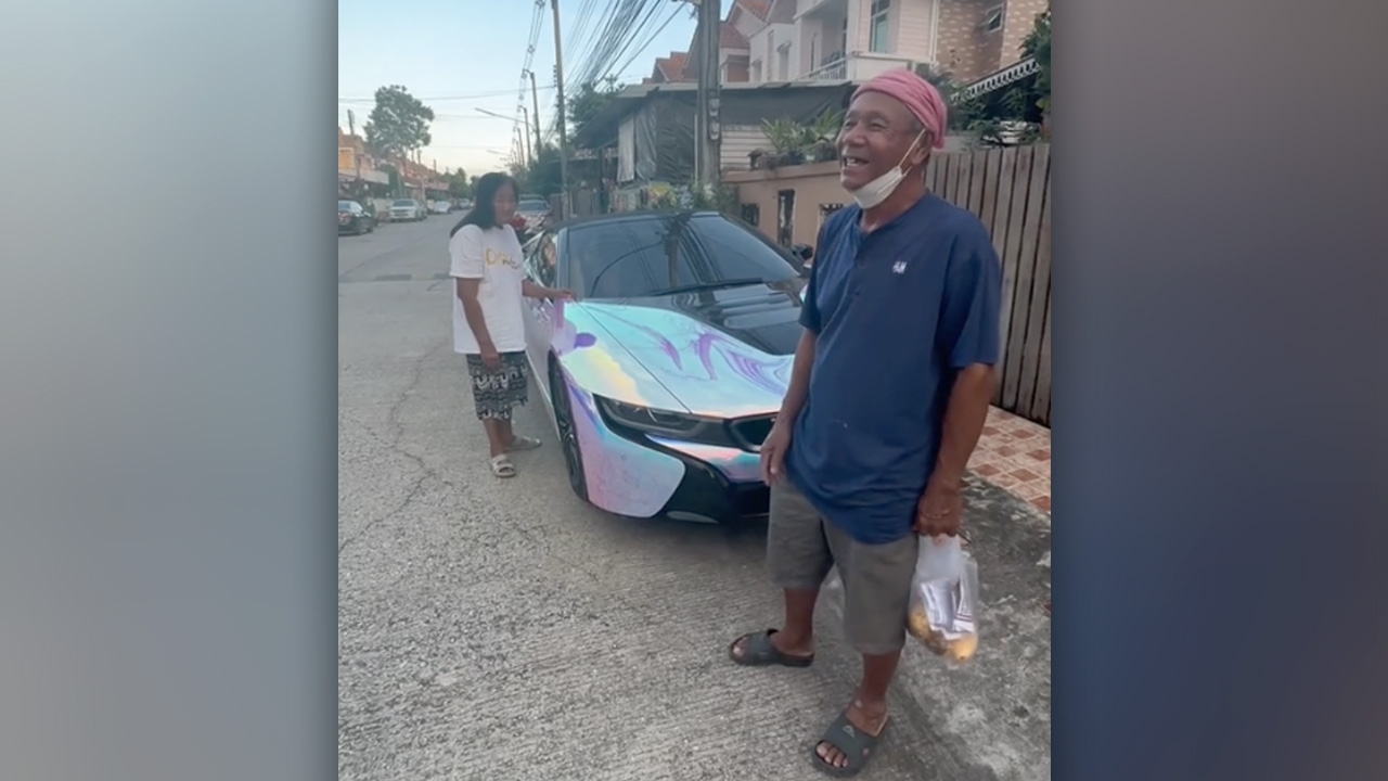 โมเมนต์น่ารัก คุณตาแต่งตัวติดดิน ขับรถหรู 12 ล้านพาภรรยานั่งรับลม (คลิป)