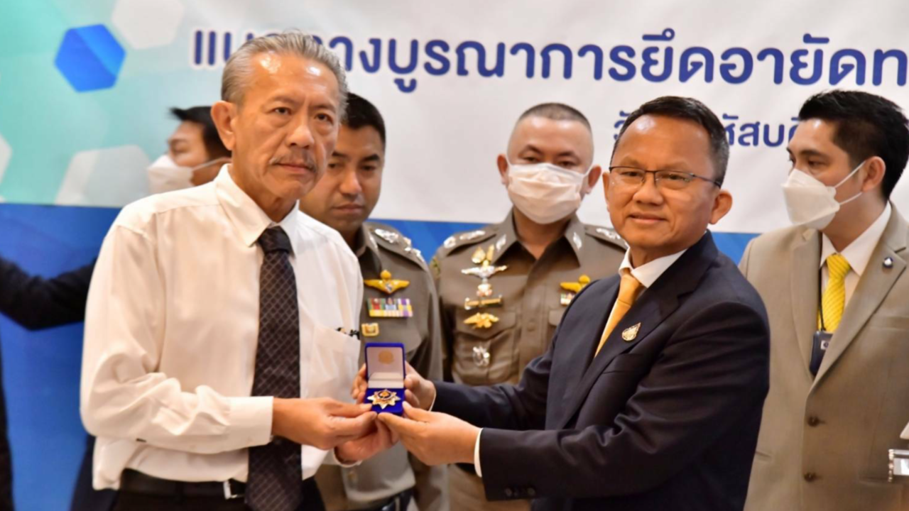 "สมศักดิ์" มอบเหรียญยุติธรรมฯ "ชูวิทย์" พลเมืองดี แจ้งเบาะแสแก๊งจีนเทา