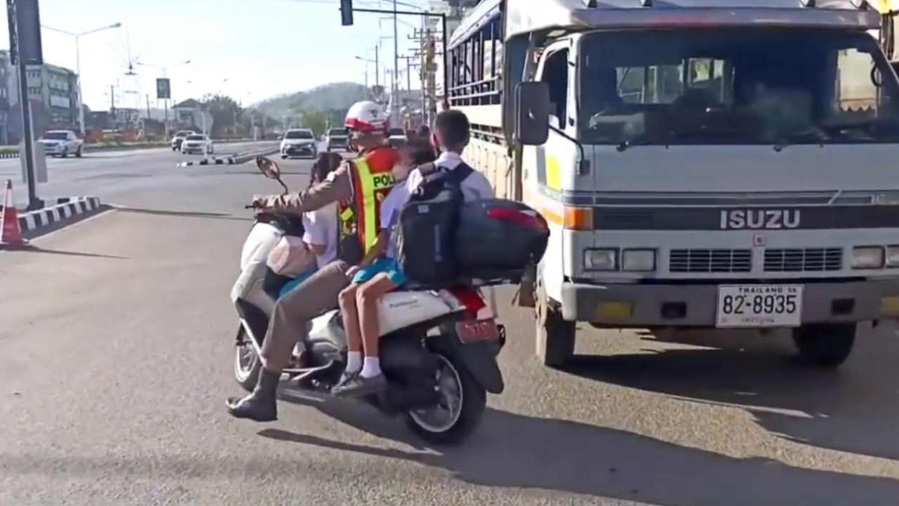 ชื่นชมสองหัวหมู่ เปลี่ยนรถตำรวจเป็นรถโรงเรียน ส่งเด็กถึงทันเวลา