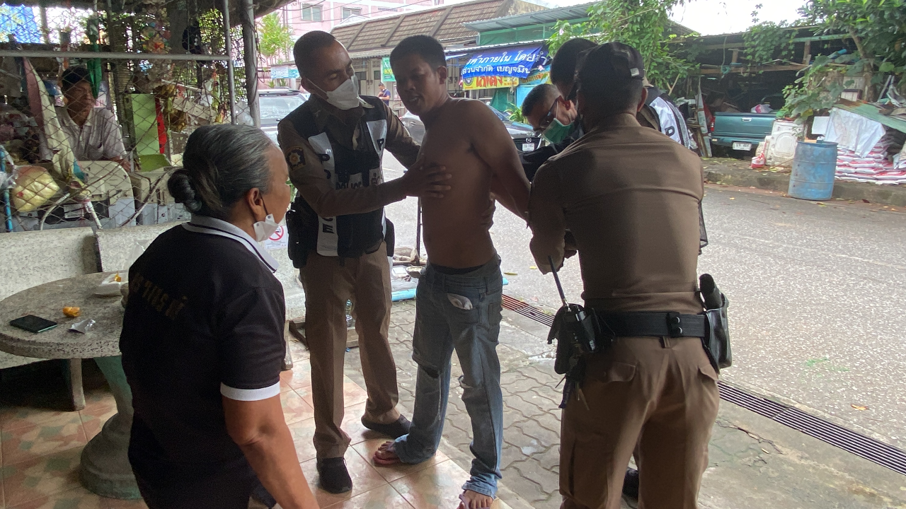 แม่ไหว้ตำรวจ วอนทั้งน้ำตาช่วยจับลูกชายส่งบำบัด เสพยาจนหลอน