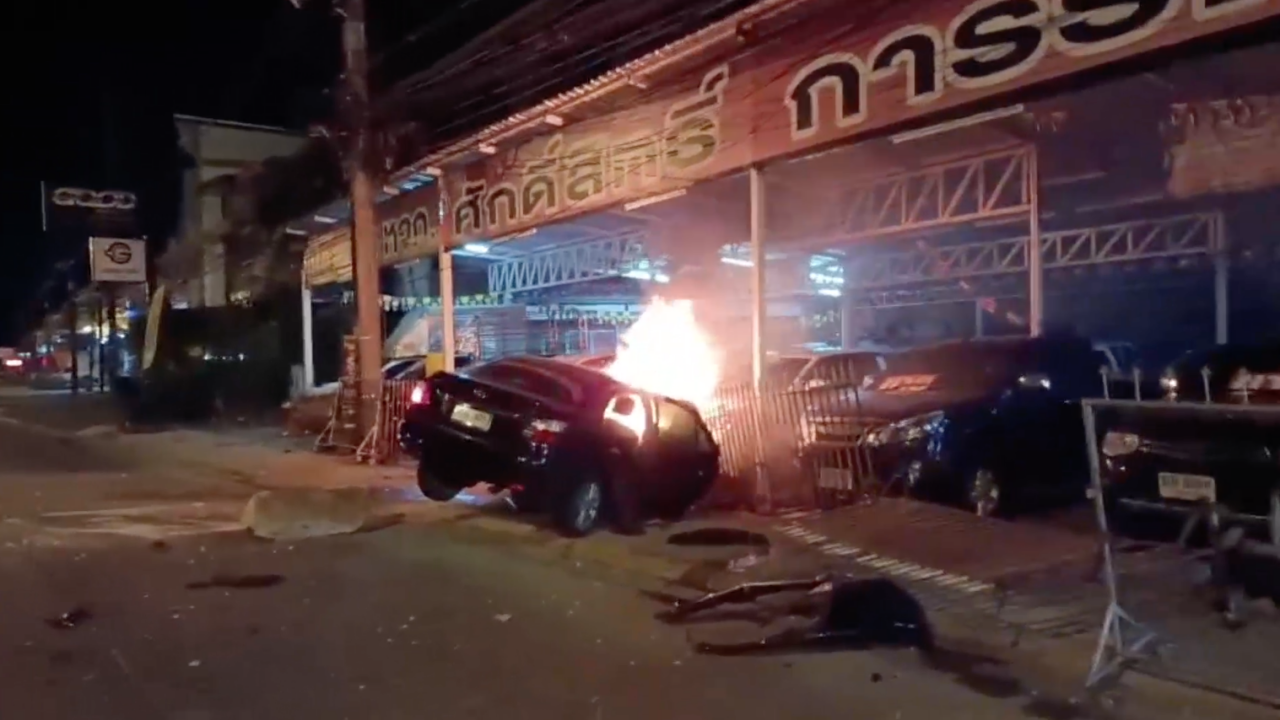 จ่า ทอ.ขับเก๋งชนแบริเออร์พุ่งเข้าเต็นท์รถมือสองที่อุบลฯ ไฟไหม้ตาย 1 เจ็บ 1