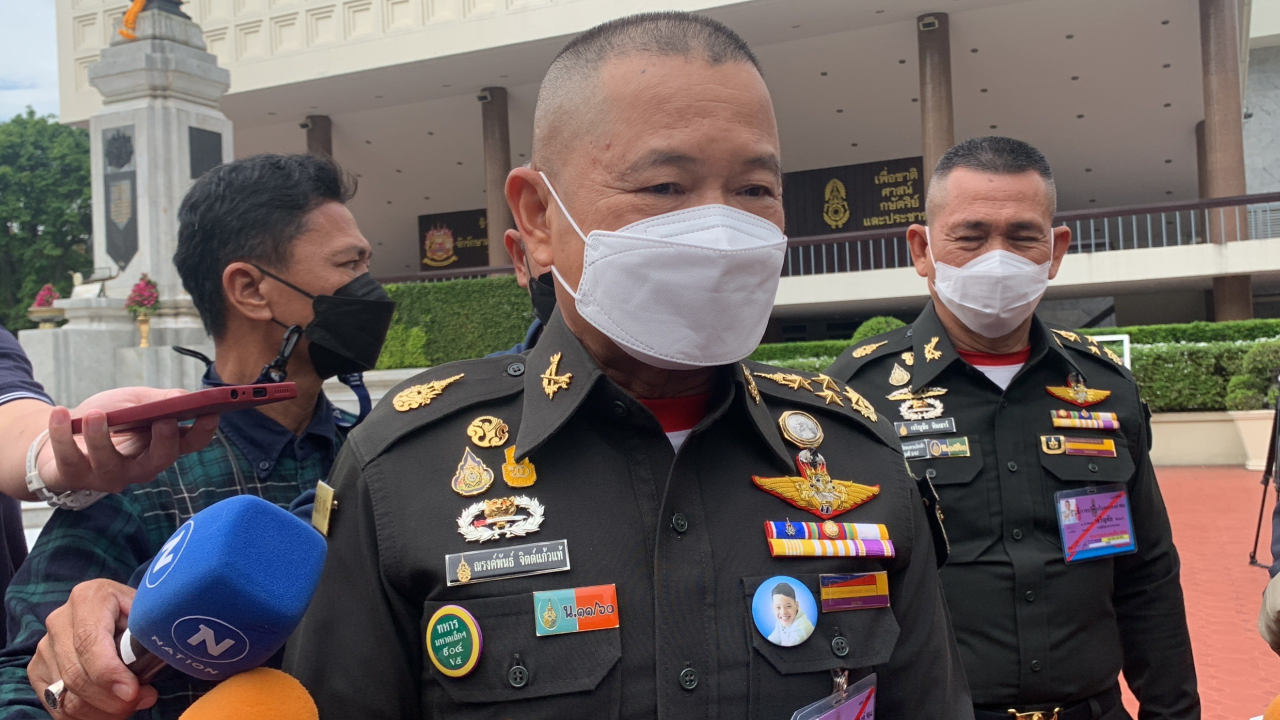 ผบ.ทบ.สั่งเข้ม หลังเกิดระเบิด รถไฟชายแดนใต้ ปัดตอบ อนาคตการเมือง "บิ๊กตู่"