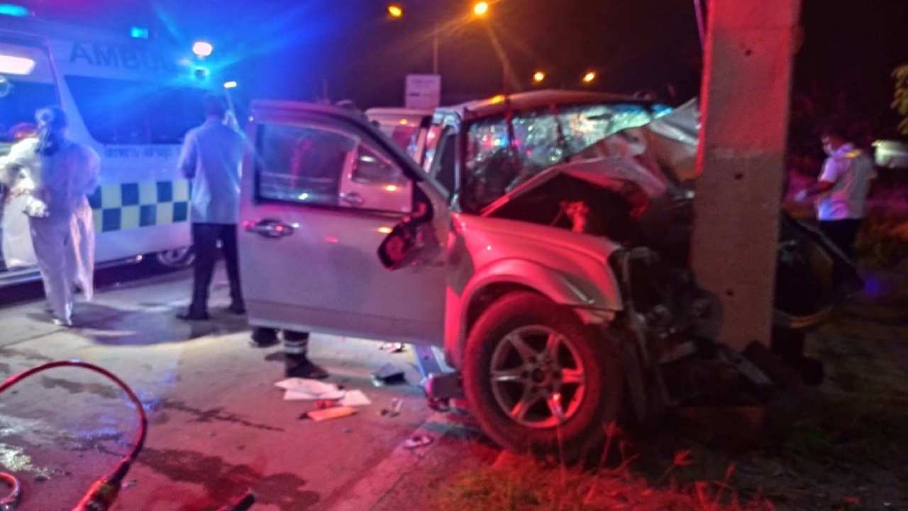 กระบะ ผญบ.รับลูกชายกลับชัยนาท เสียหลักชนเสาไฟ ก่อนสี่แยกสามชุก ตาย 4 ศพ