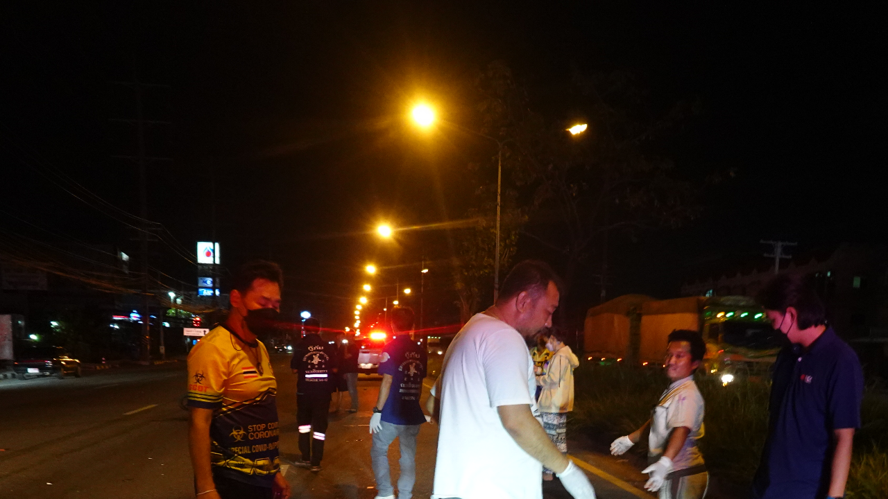 2 สาวขับ จยย.เปลี่ยนเลนชนกระบะ ล้มคว่ำ-รถชนซ้ำ ตาย 1 เจ็บ 1