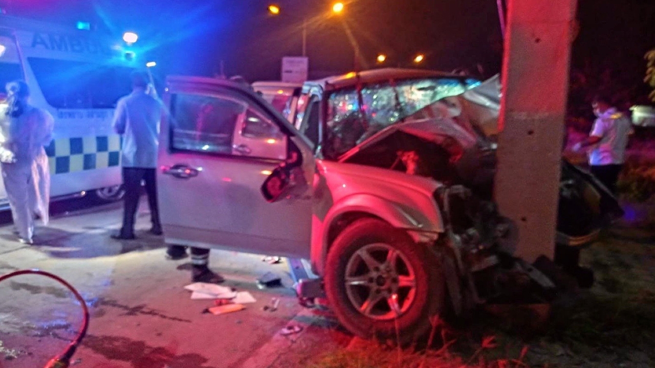 กระบะอัดเสาไฟ 2 ผญบ.หญิงคาที่ รถตกน้ำ 2 ราย ดับอนาถ 4 ศพ