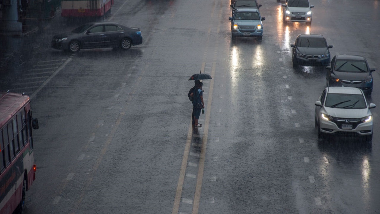 สภาพอากาศวันนี้ ไทยตอนบนเย็นช่วงเช้า มีฝนเล็กน้อย-ใต้ยังเจอมรสุมฝนตกหนัก