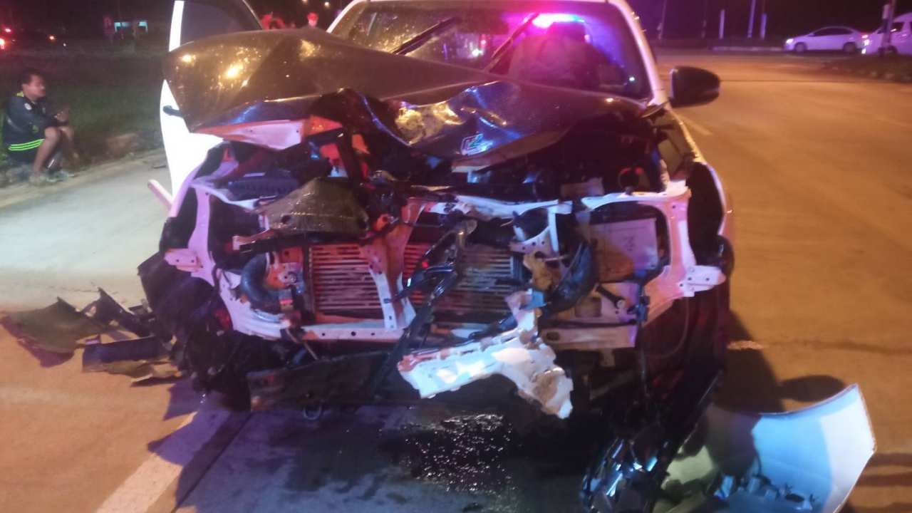 กระบะชนจยย.คนงานกัมพูชากระเด็นคาสี่แยกบายพาส อ.แกลง ระยอง ตาย 2 ศพ