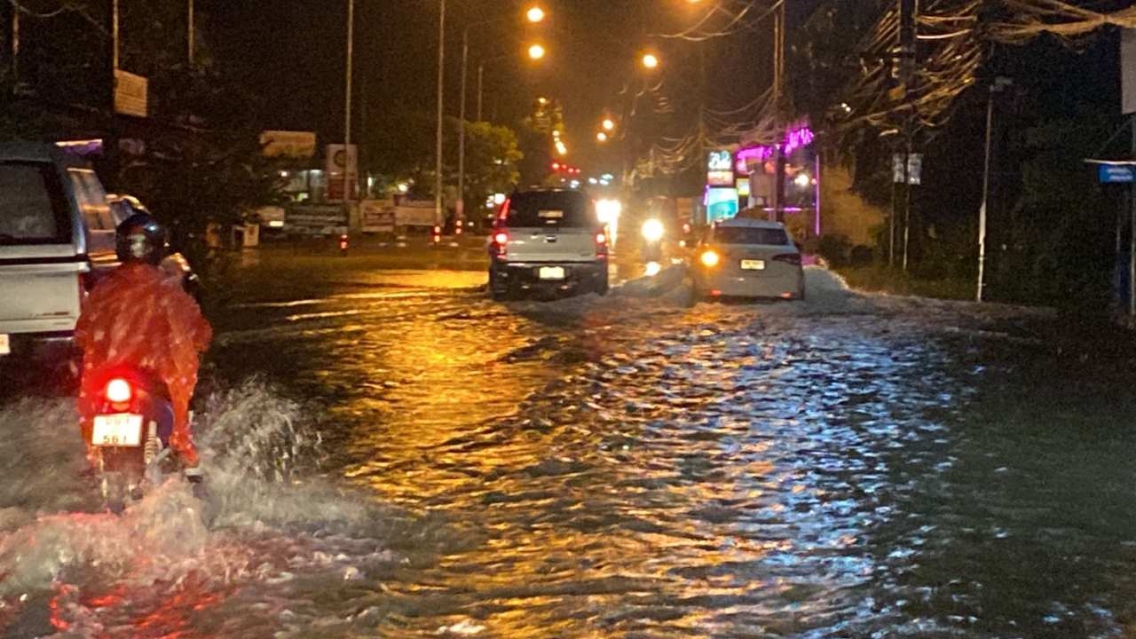 ฝนถล่มกลางดึก น้ำท่วมทะลักเข้าบ้าน ท่วมถนน วุ่นทั้งเทศบาลเมืองพัทลุง