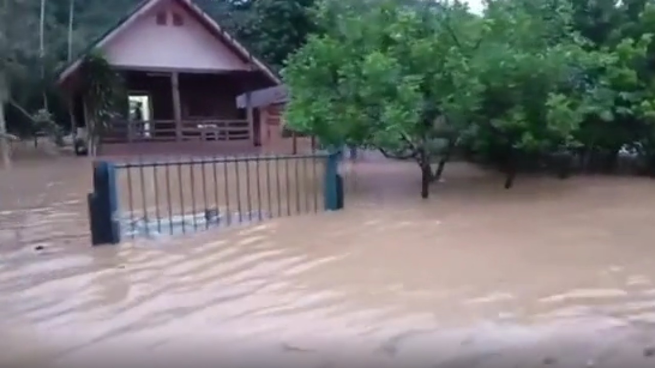 ฝนตกต่อเนื่อง น้ำป่าหลากเข้าท่วม 5 หมู่บ้านแถบเชิง จ.ระนอง