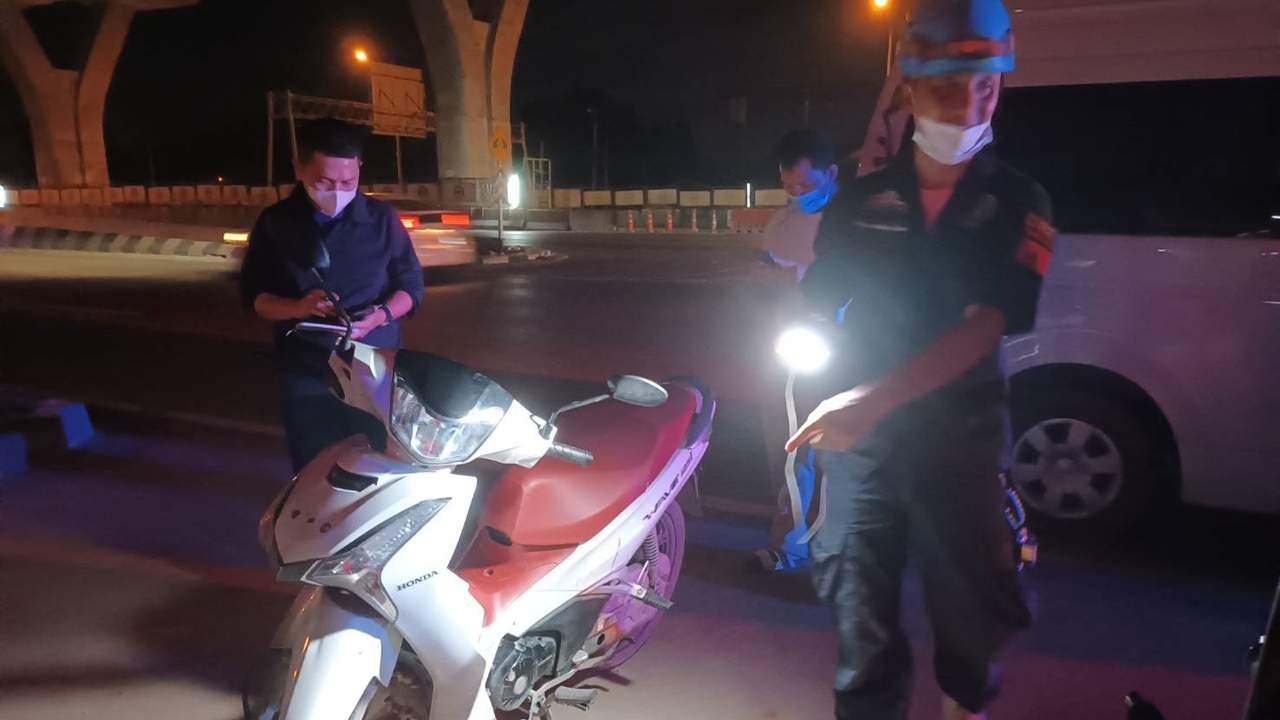 รวบหนุ่มเทคนิคทำปืนลั่นใส่เพื่อนตายกลางถนน ตัวเองเจ็บนิ้วหวิดขาด