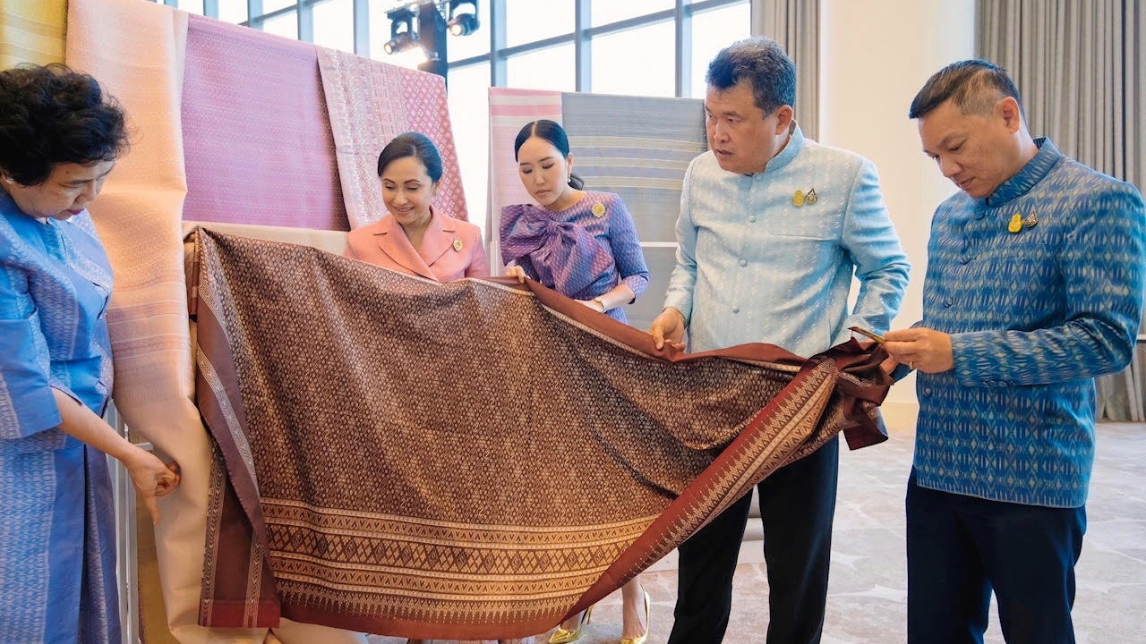 มท.จัดใหญ่ งานไหมไทย โชว์ผ้าทอลายร่วมสมัย เชิดชู-อัตลักษณ์ 4 ภาค