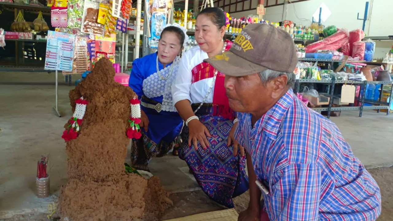 จอมปลวกถ้วยฟีฟ่าฯ เปลี่ยนขนาดเป็นคล้ายเศียรพระ นางรำชูนิ้วได้เลข 3 ตัว