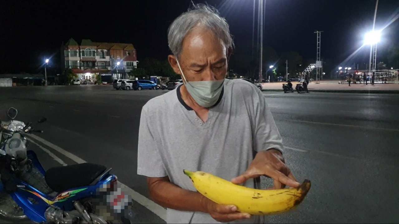 คุณตาพะเยาโชว์กล้วยแปลก อันใหญ่กว่าแขนยาว 1 ศอก กินคนเดียวถึงจุกได้