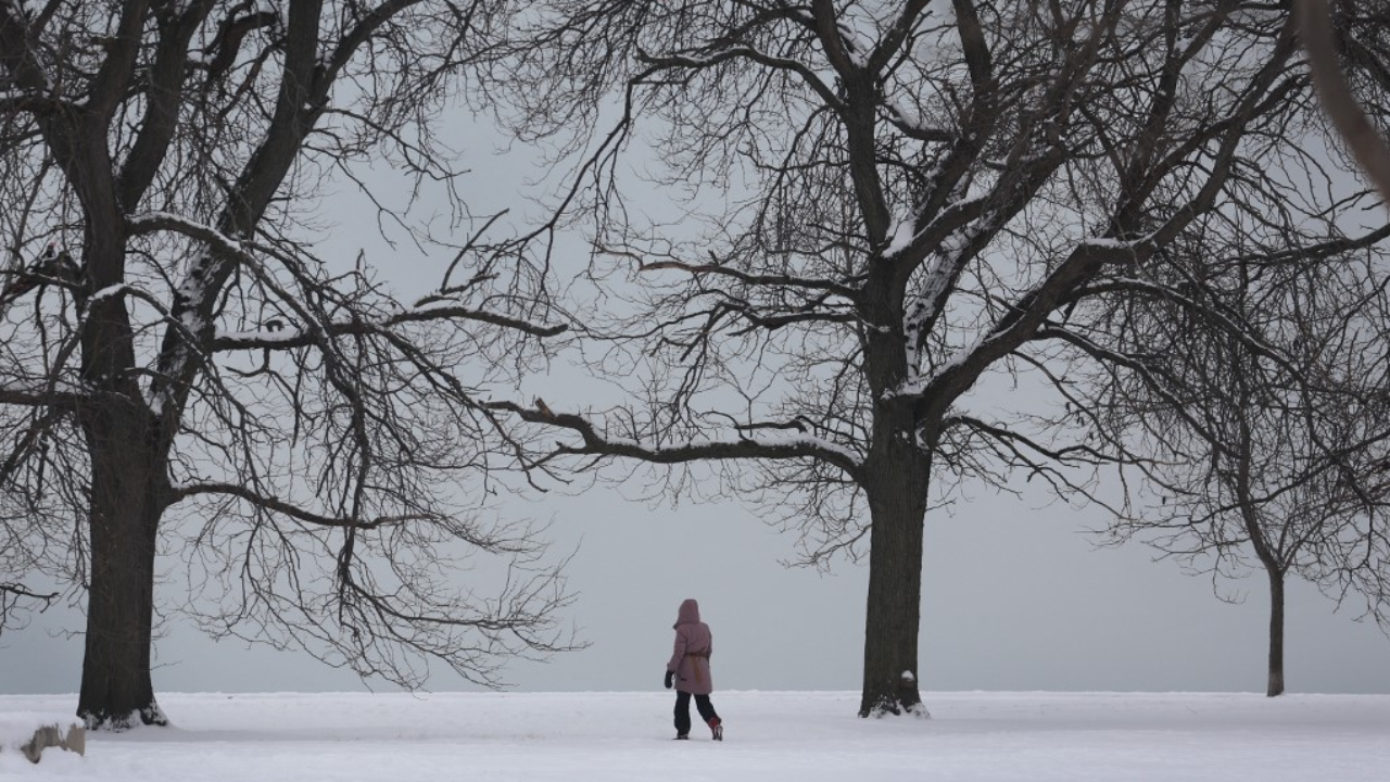 พายุฤดูหนาวปกคลุมแถบมิดเวสต์ ของสหรัฐฯ กระทบการเดินทางช่วงเทศกาลส่งท้ายปี
