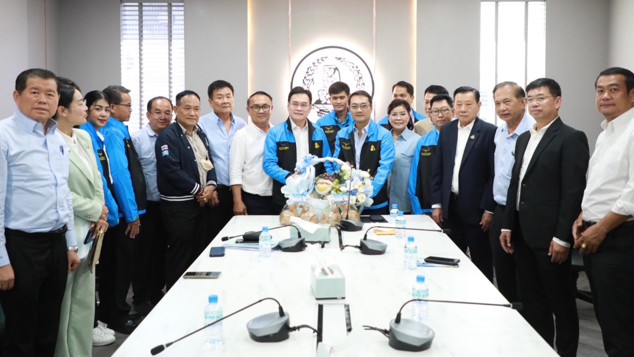 หอบกระเช้า ให้กำลังใจ “จุรินทร์” มั่นใจคะแนนนิยมปชป.ดีขึ้น ชูเป็นนายกฯ