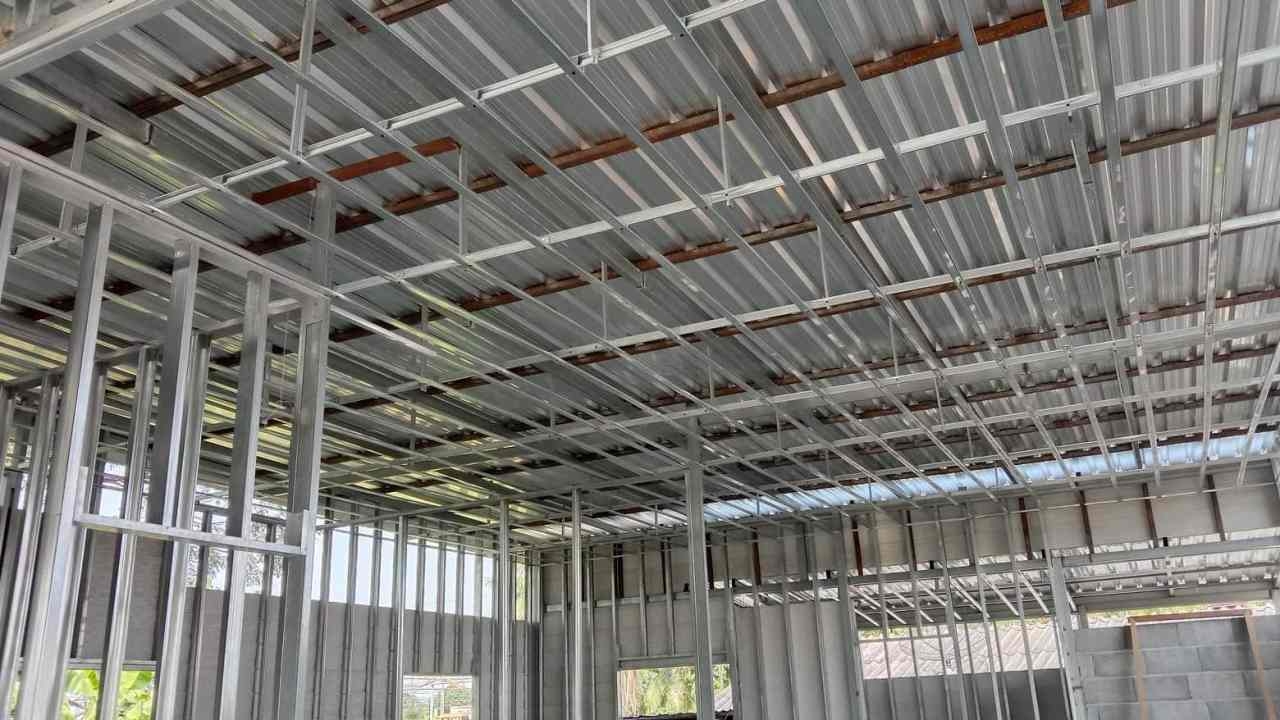 สาวสะอื้น อัดคลิปพาทัวร์บ้าน สร้างจากเงินก้อนสุดท้าย ถูกช่างเท ทิ้งไว้แค่โครงขึ้นสนิม