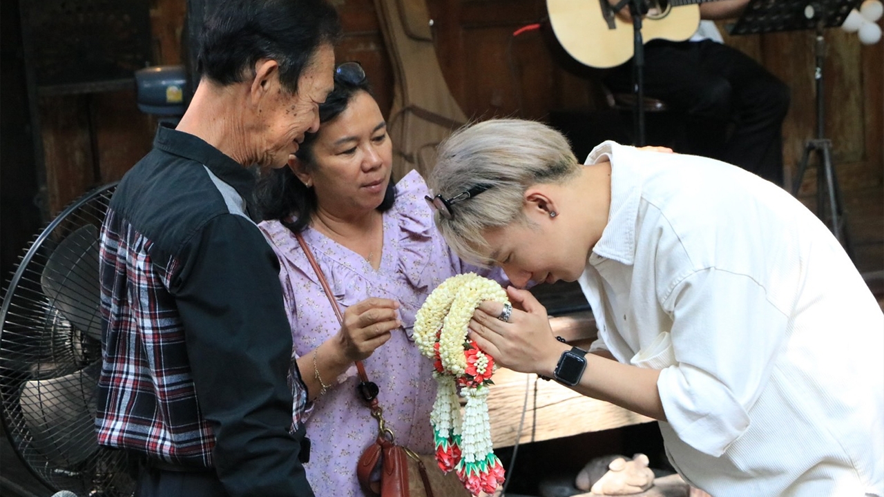 ตั้ม วราวุธ ควงพ่อแม่ทำบุญวันเกิดครบ 29 ปี ทุ่มเงินซื้อบ้านเป็นของขวัญ