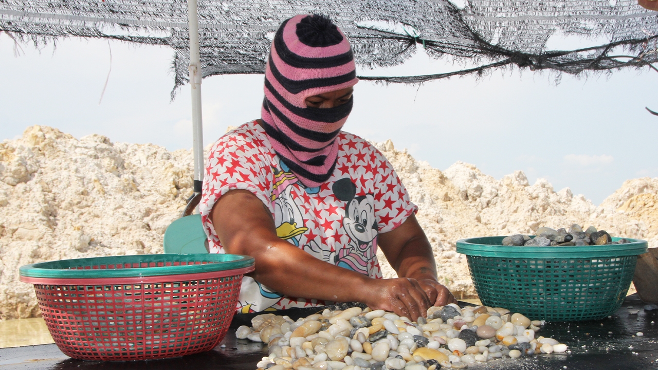 ทรัพย์ในดิน เปิดอาชีพคัดหินกรวดขาย พ่อค้าคนกลางรับซื้อไม่อั้น โกยเดือนละแสน