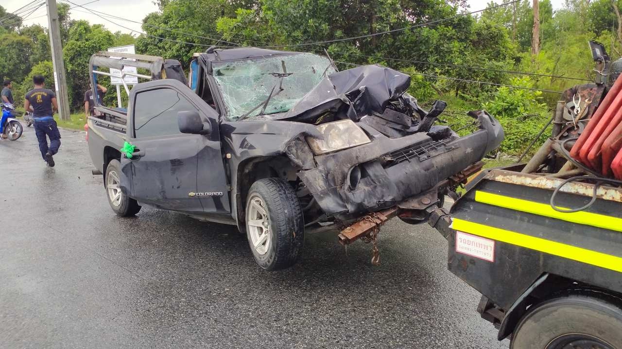 กระบะคนงานชนท้ายสิบล้อบรรทุกไม้ยางจอดริมถนนที่เทพา เจ็บ 14 สาวท้องตาย 1 