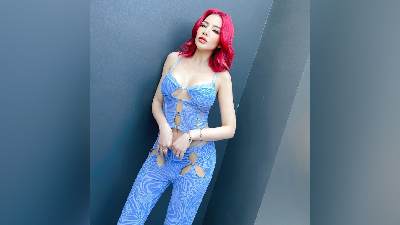 ใบเตย อาร์สยาม ใส่ชุดสุดแซ่บ ท่อนบนแหวกอก ท่อนล่างเว้าเป็นรูช่วงต้นขา