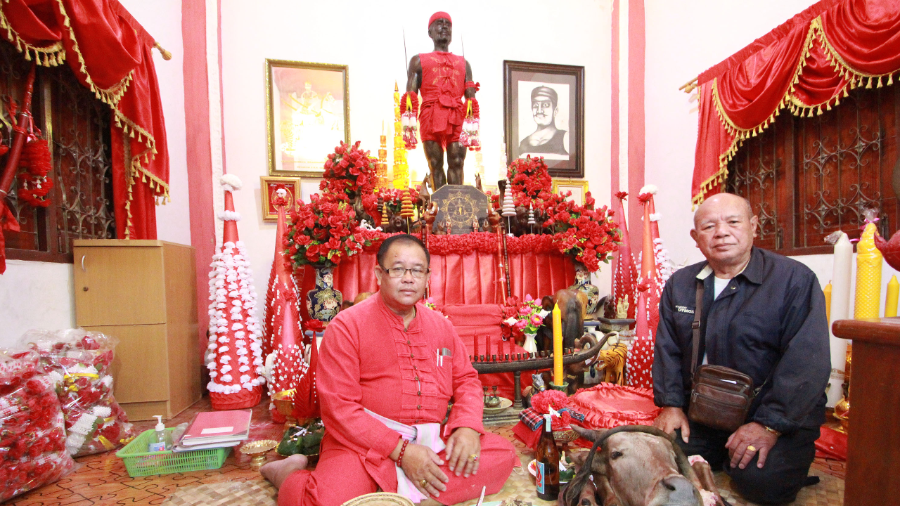 พลังศรัทธา ชาวผู้ไทยเรณูนครบวงสรวง "เจ้าปู่ถลา" แห่ซื้อ "เลขเด็ด" เกลี้ยงแผง