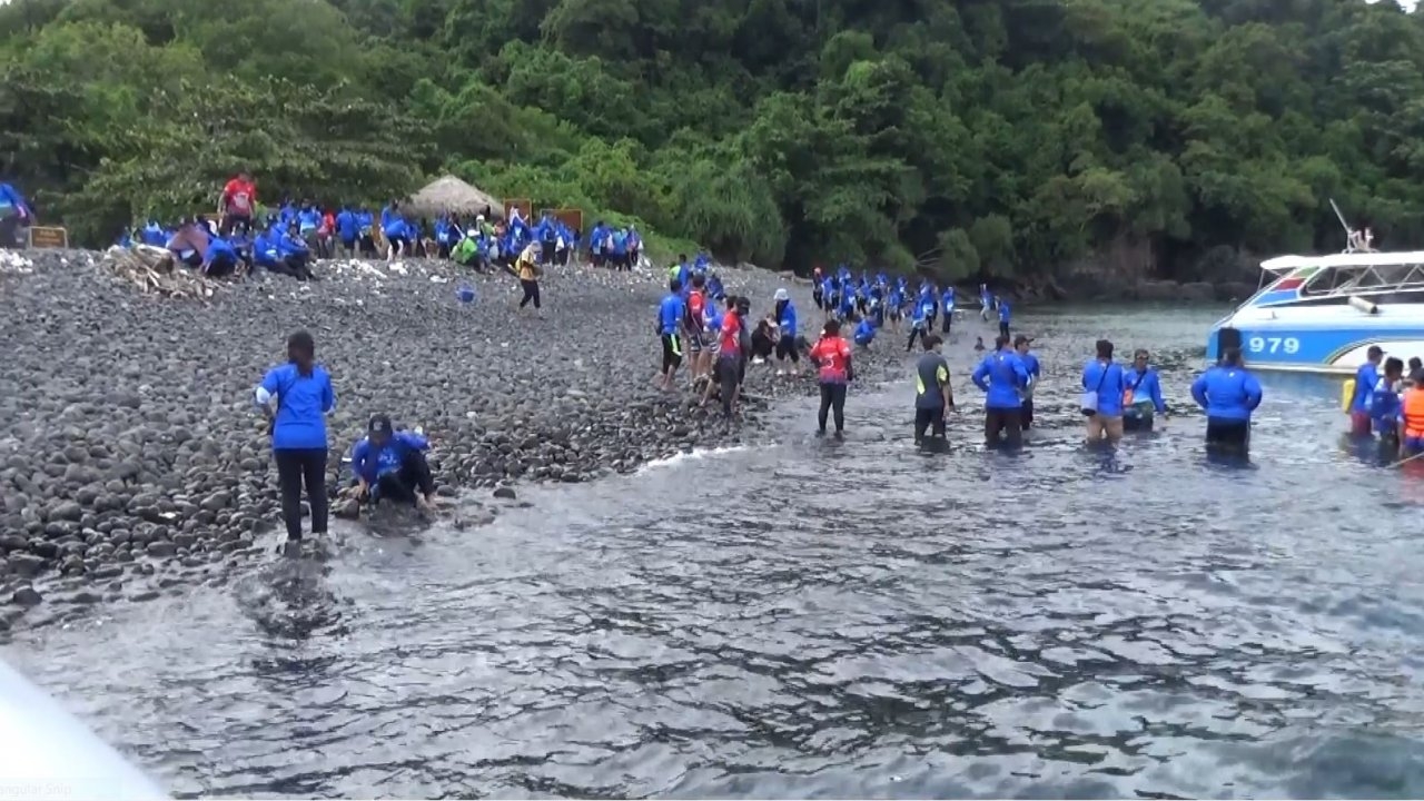 หยุดยาวคนเที่ยวเกาะหินงาม จ.สตูล อุทยานฯ วอนอย่าเอาหินขึ้นฝั่งกลับบ้าน