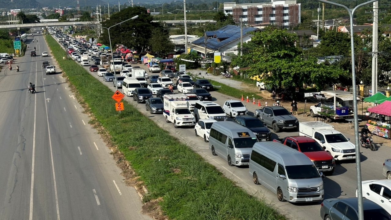 คนนับแสนมุ่งหน้าไปงาน บิ๊กเมาน์เท่น เขาใหญ่ ทำถนนธนะรัชต์ติดหนึบสุดๆ