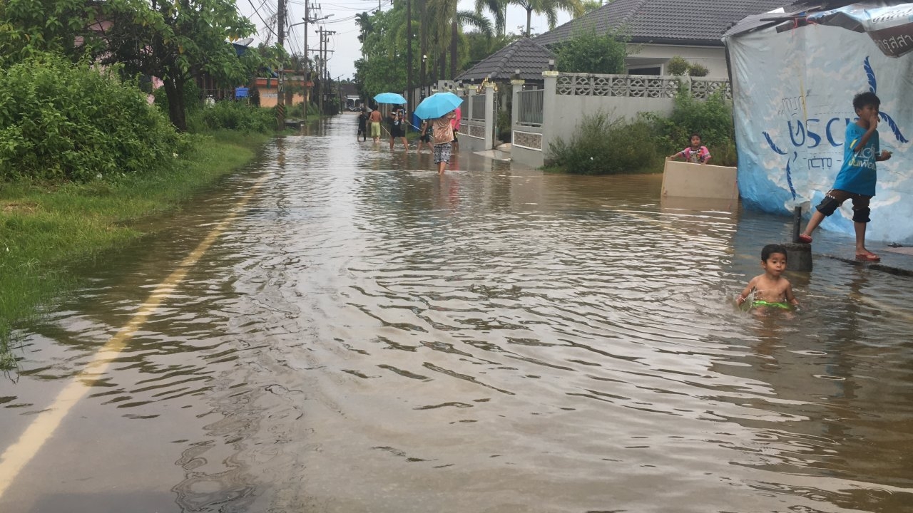 ฝนตกหนักที่นราธิวาส ทำน้ำท่วม 3 อำเภอ ชาวบ้านเดือดร้อนกว่า 1.5 หมื่นคน