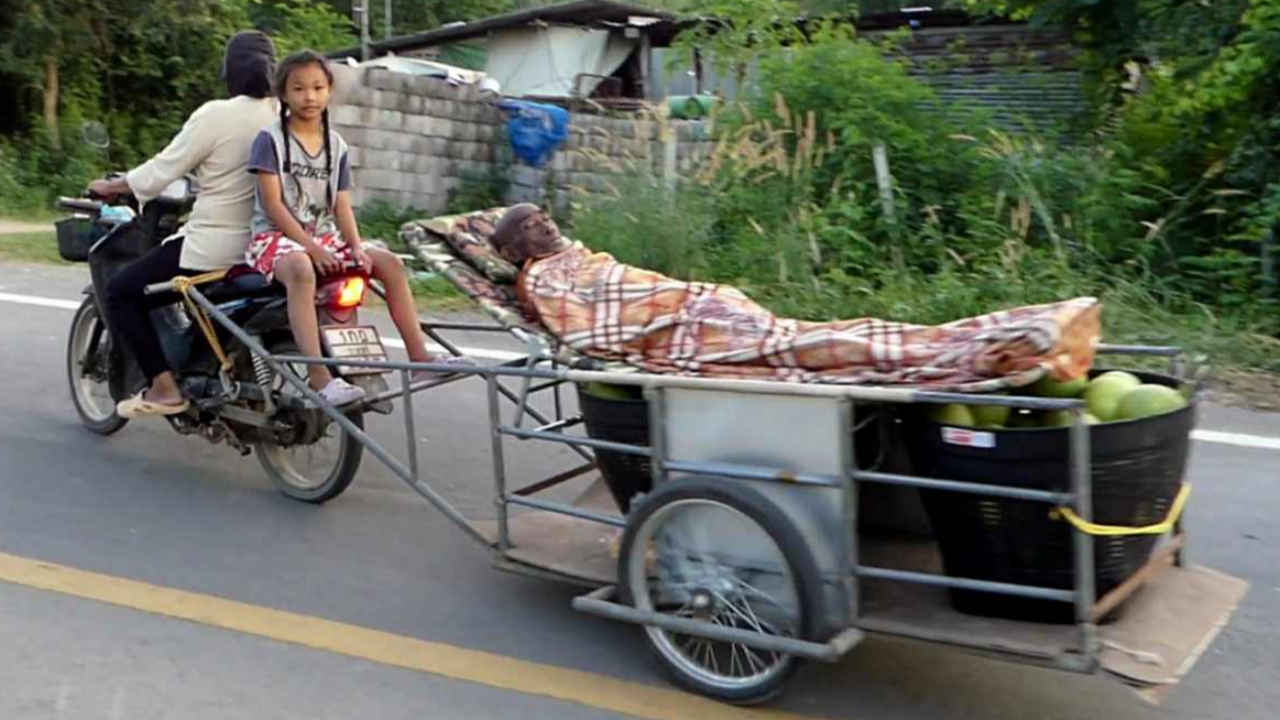 รักในยามยาก ภรรยาไม่ทิ้งสามีป่วยเดินไม่ได้ พาขึ้นรถเข็นไปด้วยทุกที่