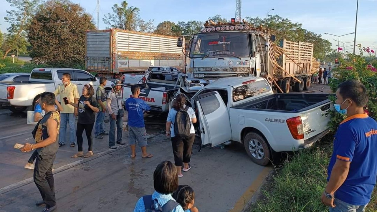 รถชน 7 คันกลางแยกไฟแดงสระขวัญเจ็บ 4 ลุงกับหลานโชคดีหวิดถูก 18 ล้อขยี้คาซาก