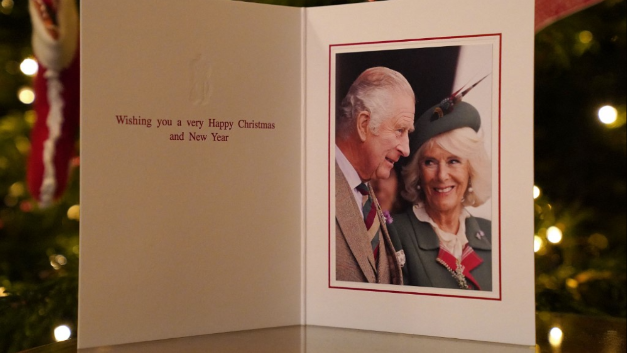 กษัตริย์ชาร์ลส์ที่ 3 พระราชินีอังกฤษ พระราชทานการ์ดคริสต์มาสใบแรกแก่พสกนิกร