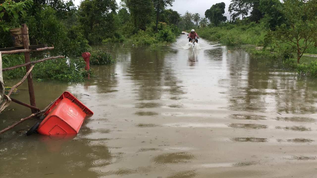 น้ำท่วมนราธิวาสขยายวงรวม 8 อำเภอ แต่ฝนเริ่มหยุด ล่าสุด 7 ชุมชนโก-ลกไม่รอด