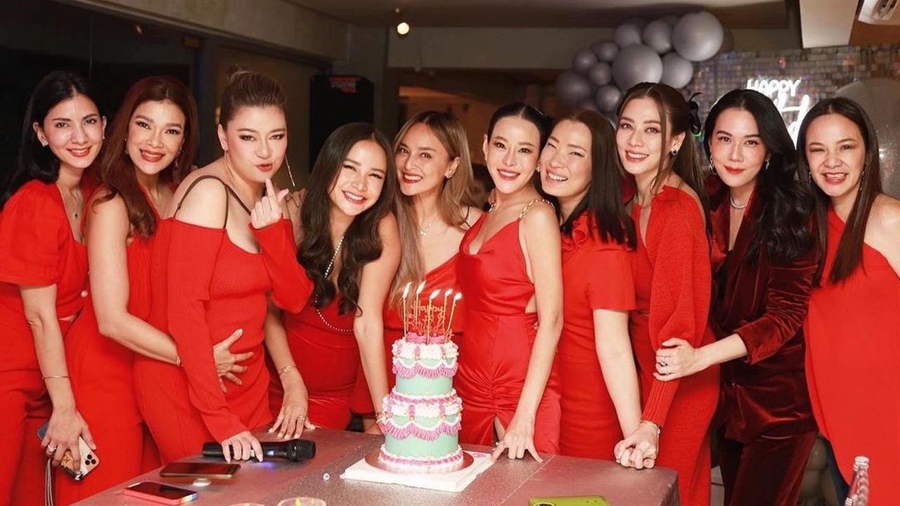 หนิง-กระแต-นานา รวมตัวจัดปาร์ตี้วันเกิดธีมสีแดง แม่ๆ สวยแซ่บมาก