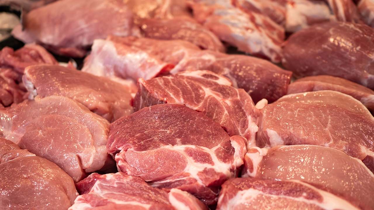 สินค้าทั่วประเทศราคาลงยกแผง หมู-ไก่ ผลผลิตออกสู่ตลาดเพิ่ม