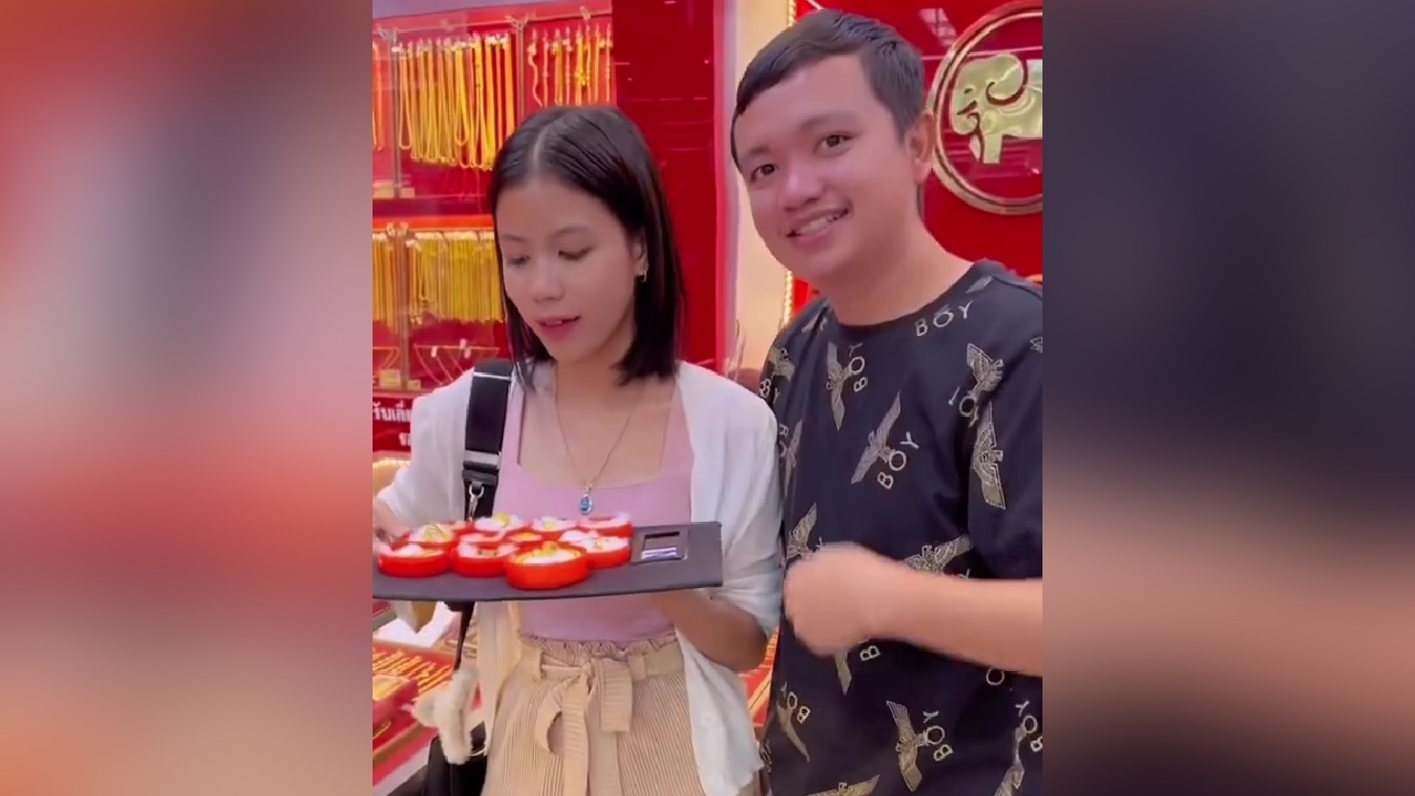 ครูไพบูลย์ สามีสายเปย์ ซื้อสร้อยทองให้ กระต่าย เป็นของขวัญวันเกิด (คลิป)