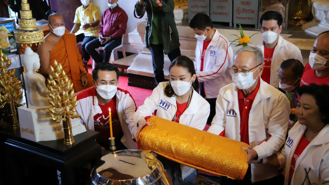 “แพทองธาร” กราบสักการะองค์พระธาตุ เจ้าอาวาสให้พร ถ้าเป็นใหญ่อย่าลืมแทนคุณแผ่นดิน