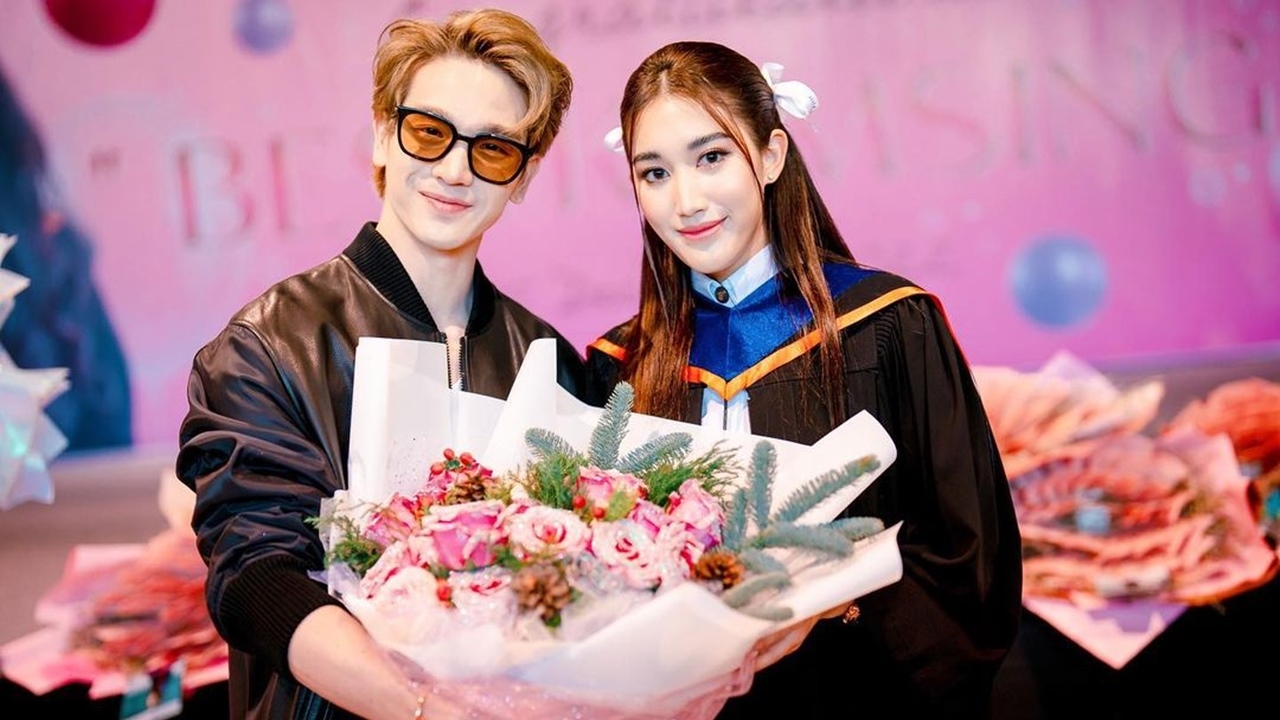 ตงตง หอบช่อดอกไม้ยินดี เบสท์ รับปริญญา ควักเงินสด 6 หลักเป็นของขวัญเรียนจบ