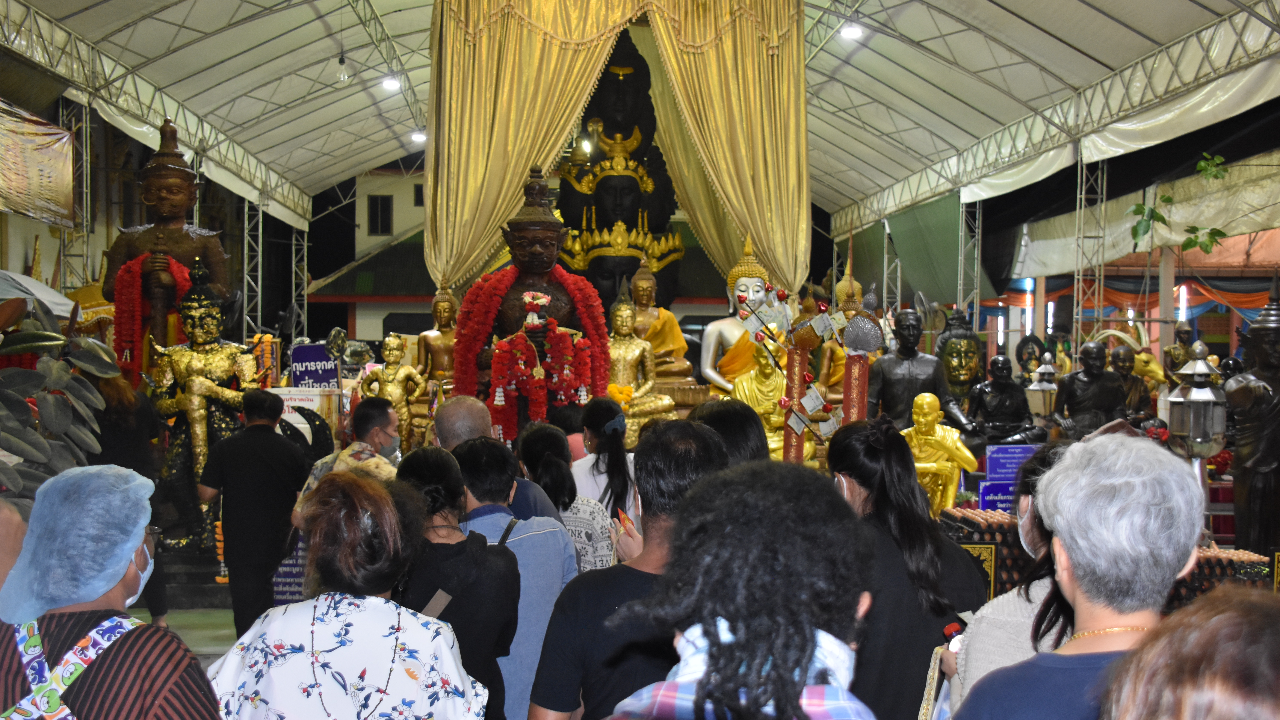 ความหวังคอหวย แห่ส่อง "เลขเด็ด" พระตรีมูรติ วัดดังลุ้นโชคงวด 16/12/65