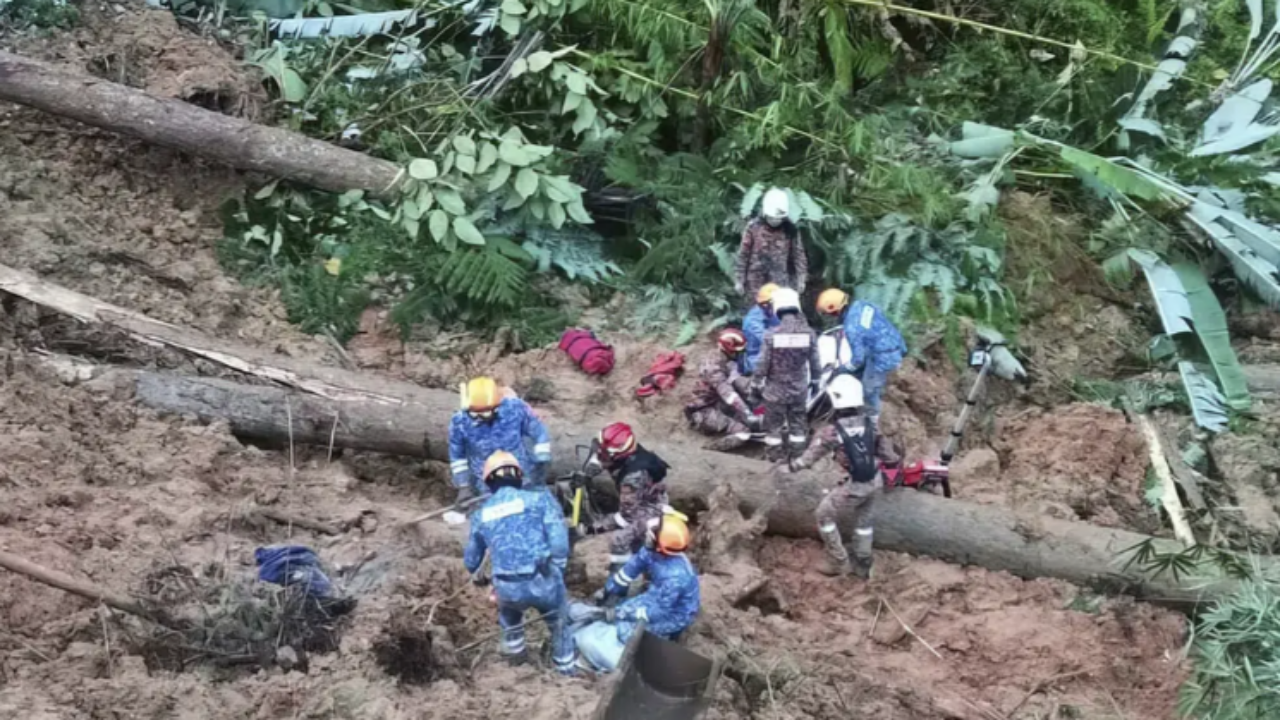 สุดสลด ดินถล่มจุดกางเต็นท์มาเลเซียดับ 8 ศพ สูญหายอีกหลายสิบราย