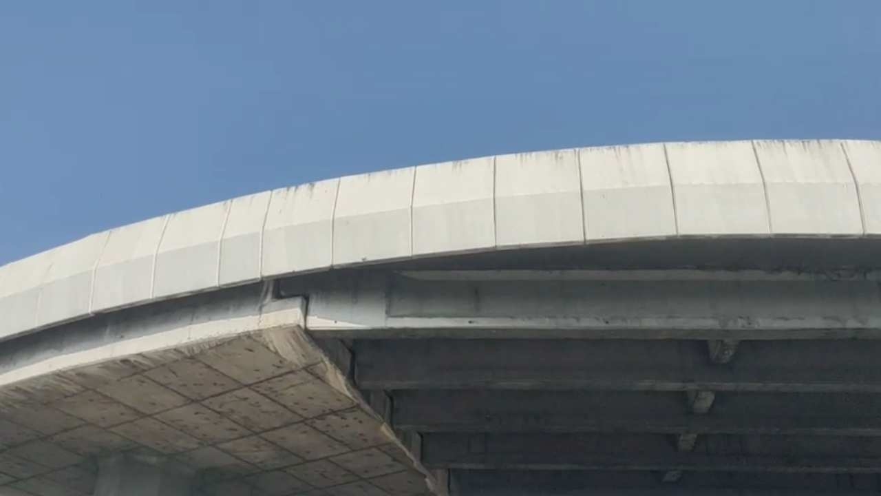 2 หนุ่มเมียนมา ขี่จยย.ชนขอบปูนร่วงจากสะพานกลับรถ ตกลงมาตาย 2 ศพ